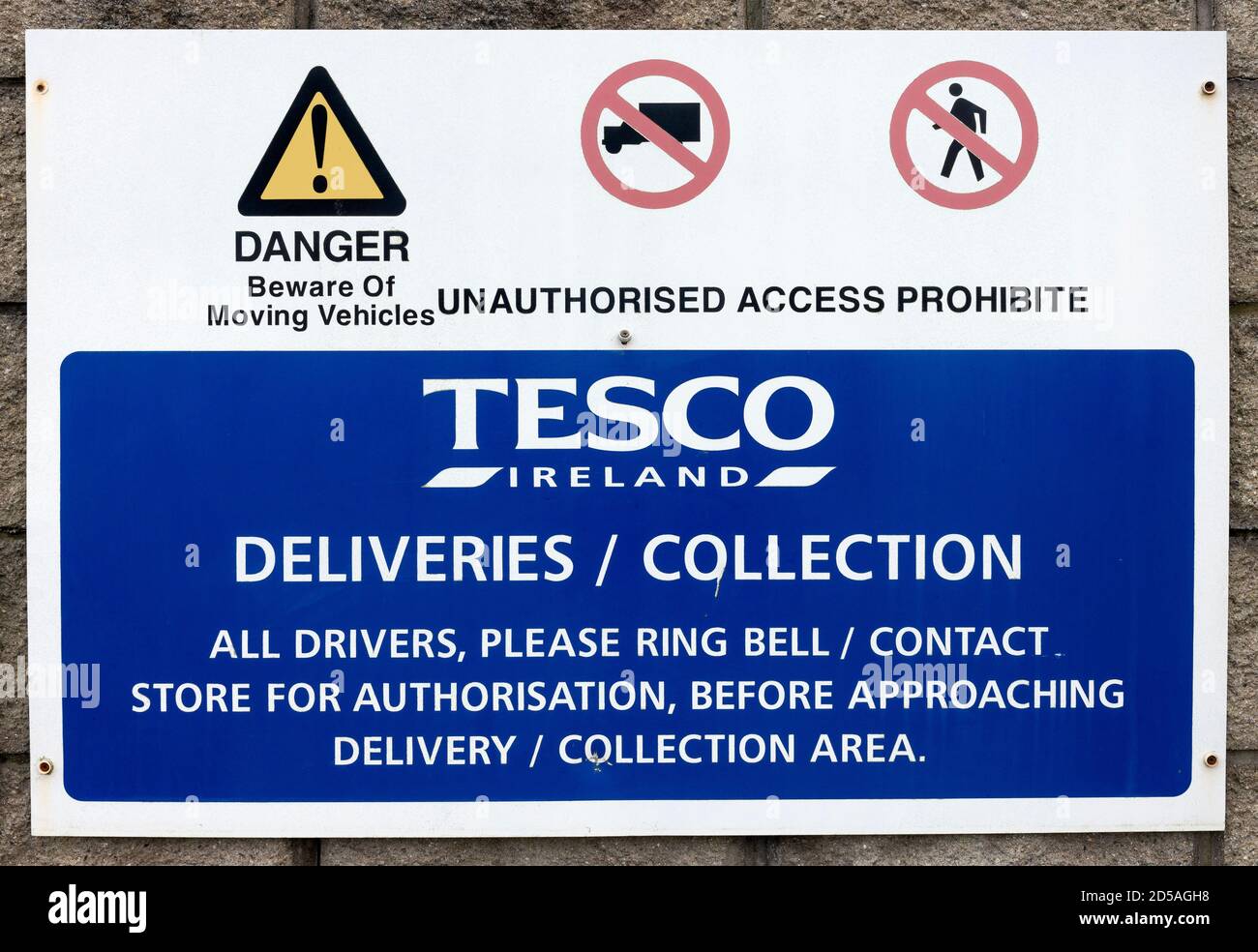 Tableau d'affichage des livraisons et de la collecte de Tesco Ireland et panneau d'avertissement accès non autorisé à la zone de livraison des fournisseurs Banque D'Images