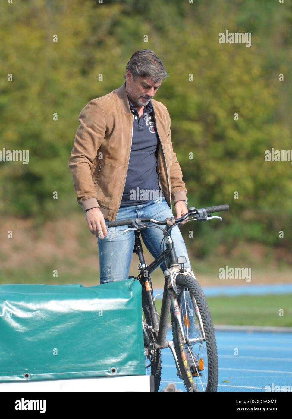 Oliver Kreuzer, directeur du KSC, à vélo Photo Stock - Alamy