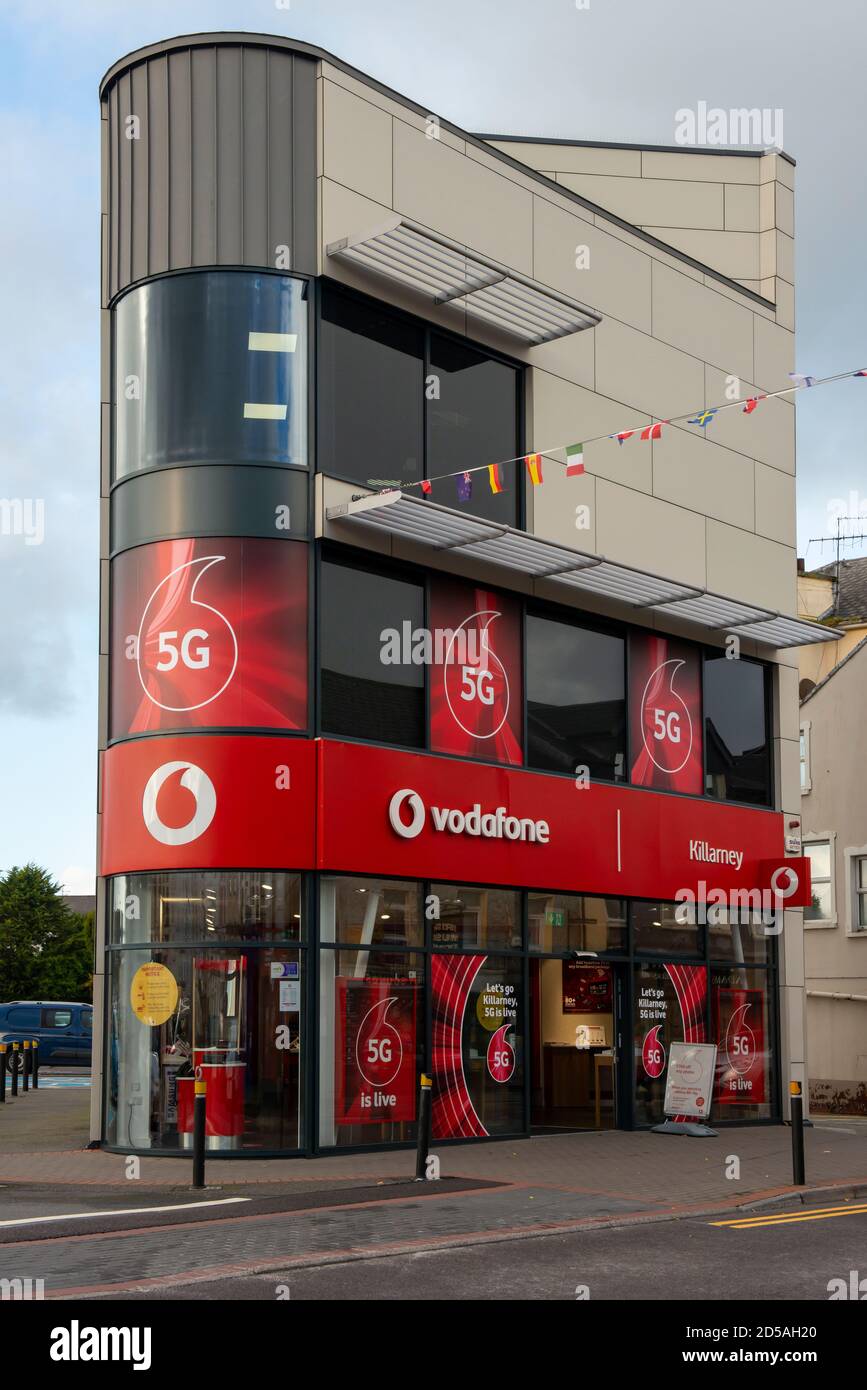 Le Vodafone Ireland Modern look rond bâtiment de coin sur College Street à Killarney, comté de Kerry, Irlande à partir de 2020 Banque D'Images