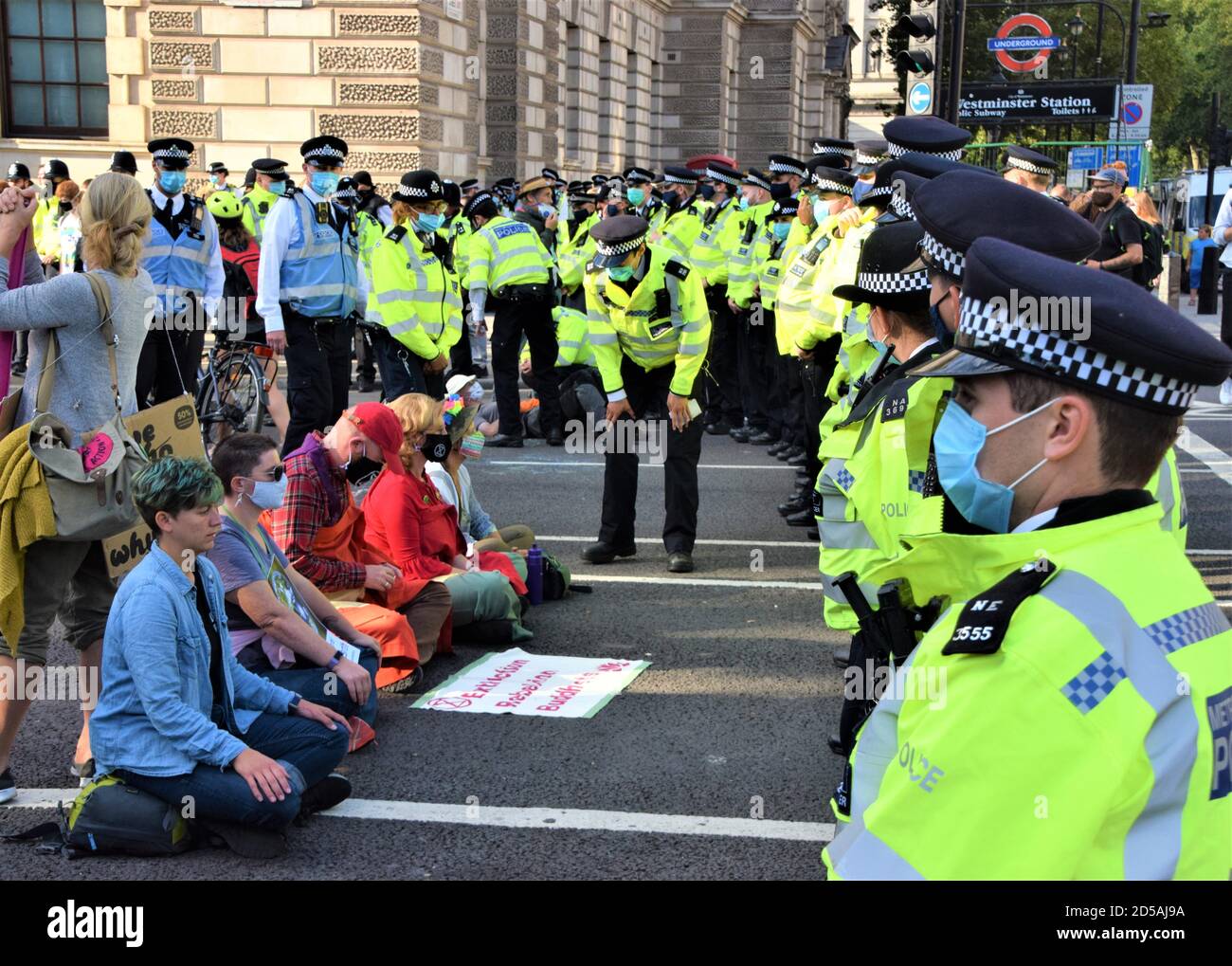 Des manifestants bloquent la route sur la place du Parlement lors de la manifestation sur le changement climatique et l'agriculture animale organisée par la rébellion contre l'extinction à Londres le 1er septembre 2020 Banque D'Images