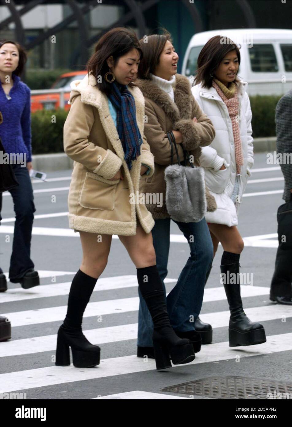Les filles japonaises font une déclaration de mode avec leurs bottes de  plate-forme alors qu'elles se promènent dans le quartier Shibuya du centre  de la jeunesse de Tokyo février 6. La police