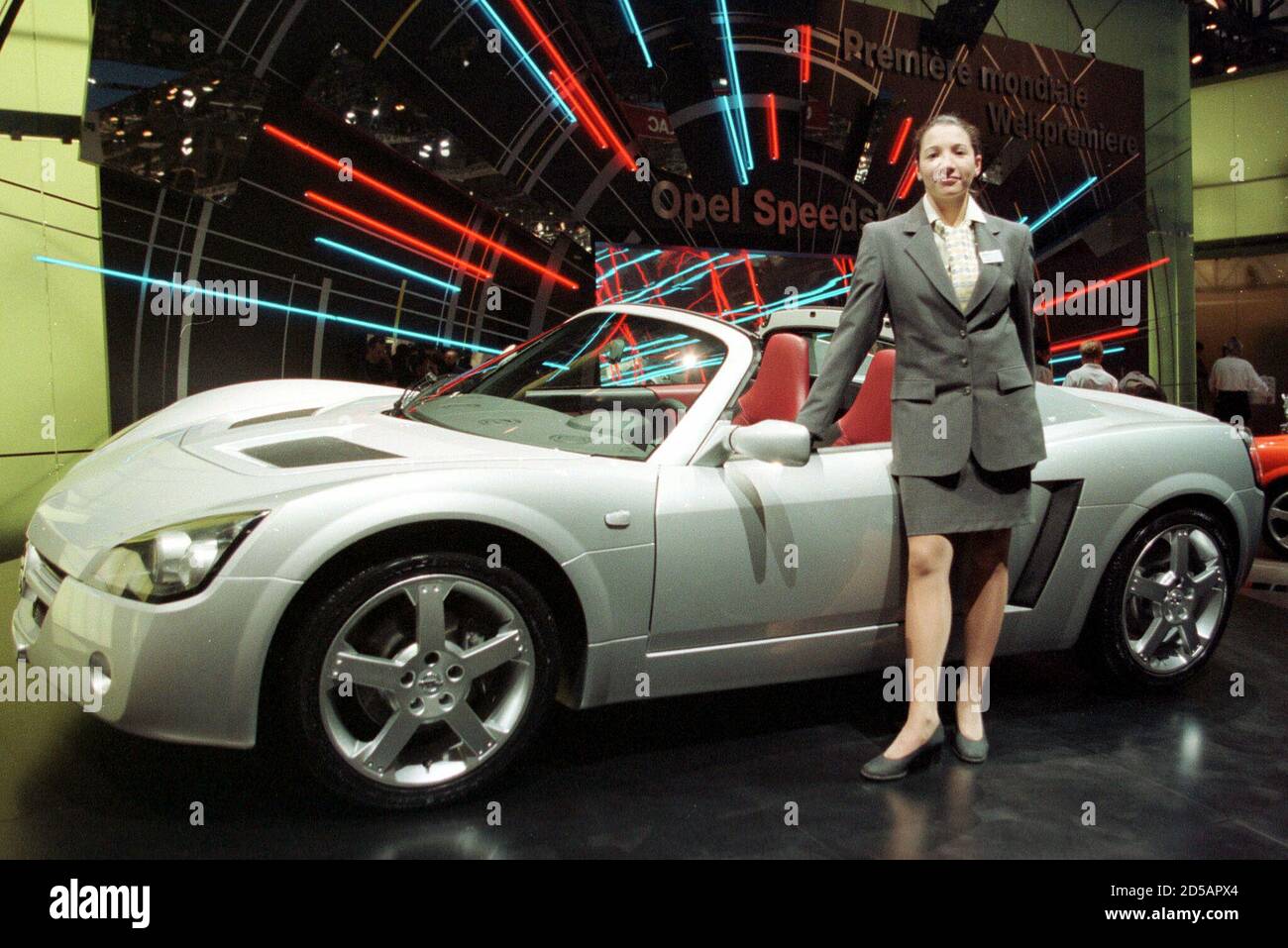 Un modèle présente le nouveau Speedster Opel, un roadster deux portes à deux  places, au salon international de l'auto de Genève en février 29. La  voiture, qui est équipée d'un moteur en
