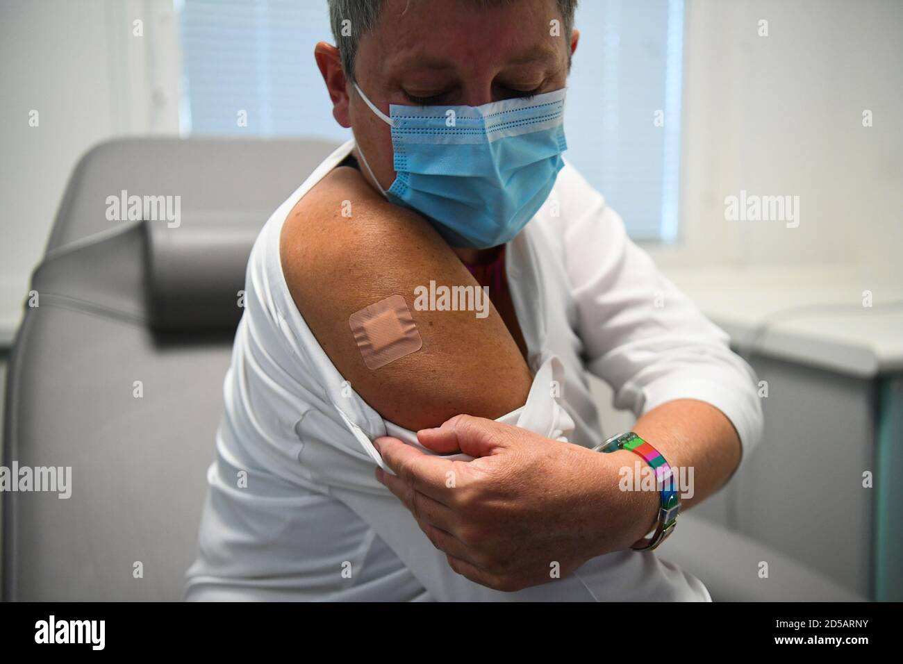 Kate Bingham, présidente de la GVaccine Taskforce du gouvernement, avec un plâtre sur son bras après avoir commencé son essai de Novavax à l'hôpital Royal Free, dans le nord de Londres. Banque D'Images