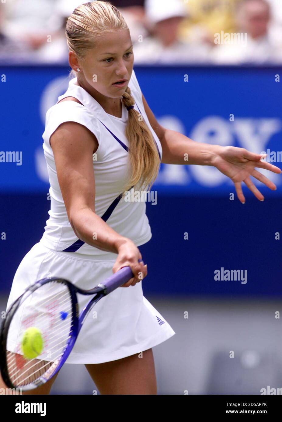 Joueur de tennis russe et numéro mondial 14 Anna Kournikova joue un front  lors de son match contre Natasha Zvereva du Bélarus au Championnat  international de tennis féminin à Eastbourne, le 21