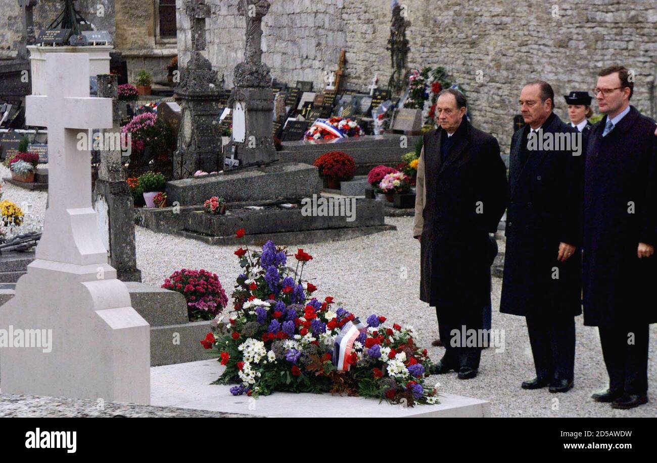 Le président français Jacques Chirac (C) de Philippe de Gaulle (L), fils de l’ancien