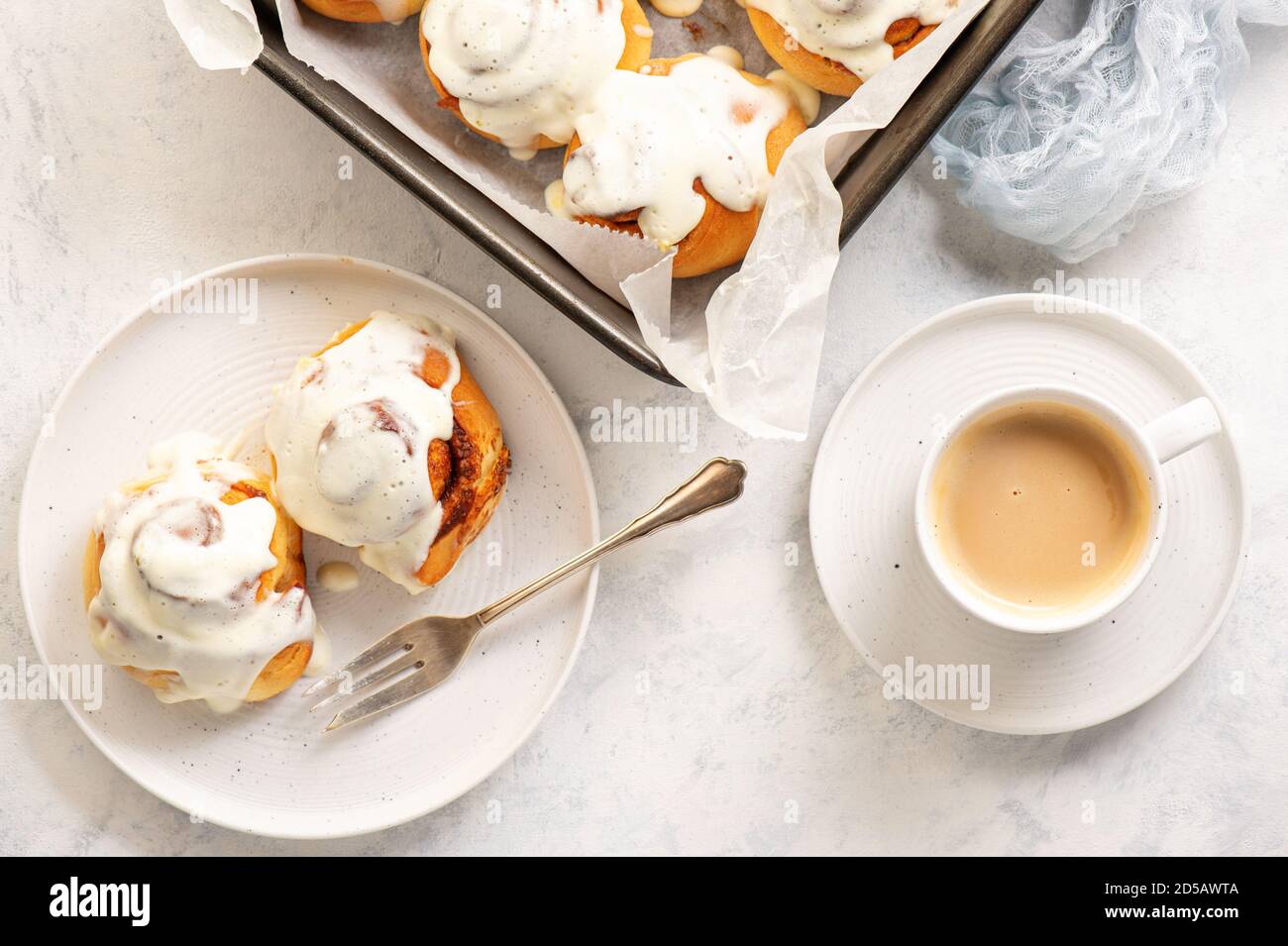 Petits pains à la cannelle faits maison avec glaçage au fromage à la crème. Banque D'Images