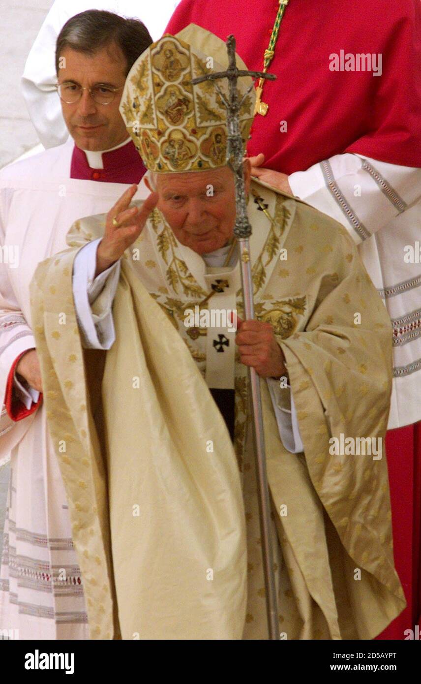 Le pape Jean-Paul II se démène vers les pèlerins rassemblés sur la place  Saint-Pierre pour la cérémonie de béatification de Padre Pio, le moine  mystique italien du XXe siècle et ouvrier miracle,