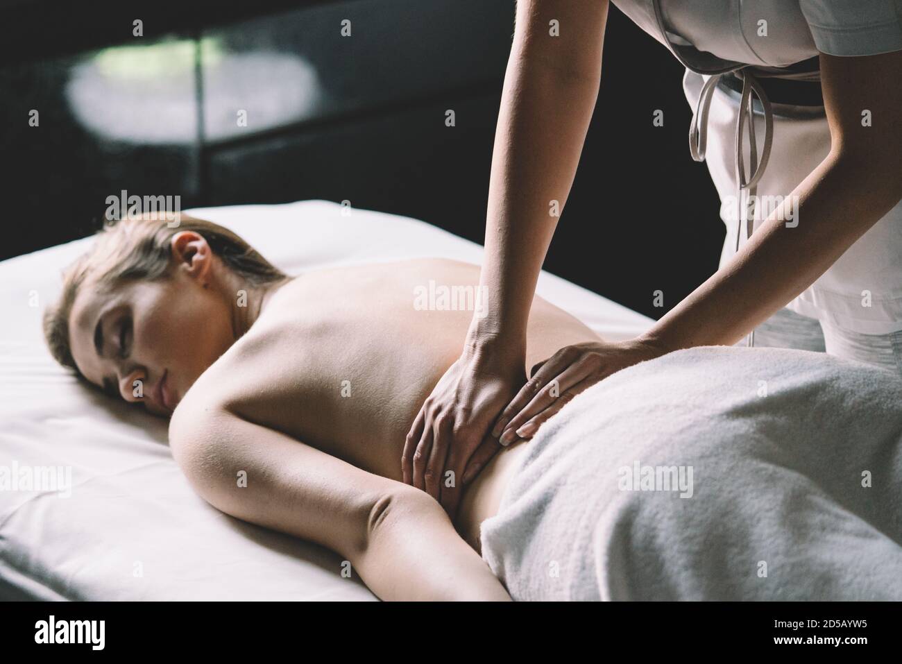 Jeune femme en bonne santé au spa. Massages thérapeutiques traditionnels et soins de beauté. Banque D'Images