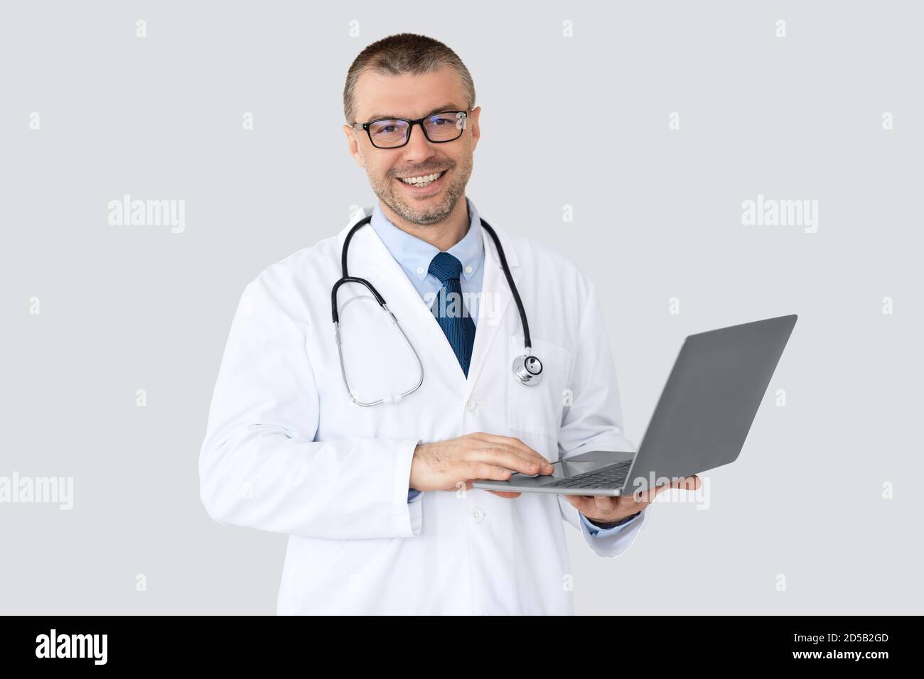 Gros plan d'un médecin tenant un ordinateur portable Banque D'Images