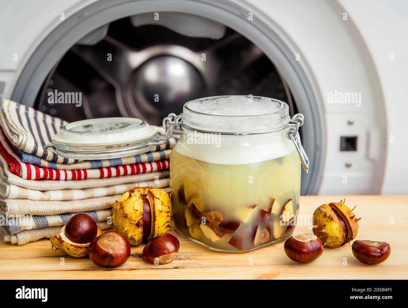Faites du savon liquide naturel pour le linge. Le châtaignier de cheval, Aesculus, le rouge dans l'eau, sorcière contenant la saponine naturelle la matière de nettoyage. Pot contai Banque D'Images Faites du savon liquide naturel pour le linge. Le châtaignier de cheval, Aesculus, le rouge dans l'eau, sorcière contenant la saponine naturelle la matière de nettoyage. Pot contai Banque D'Images