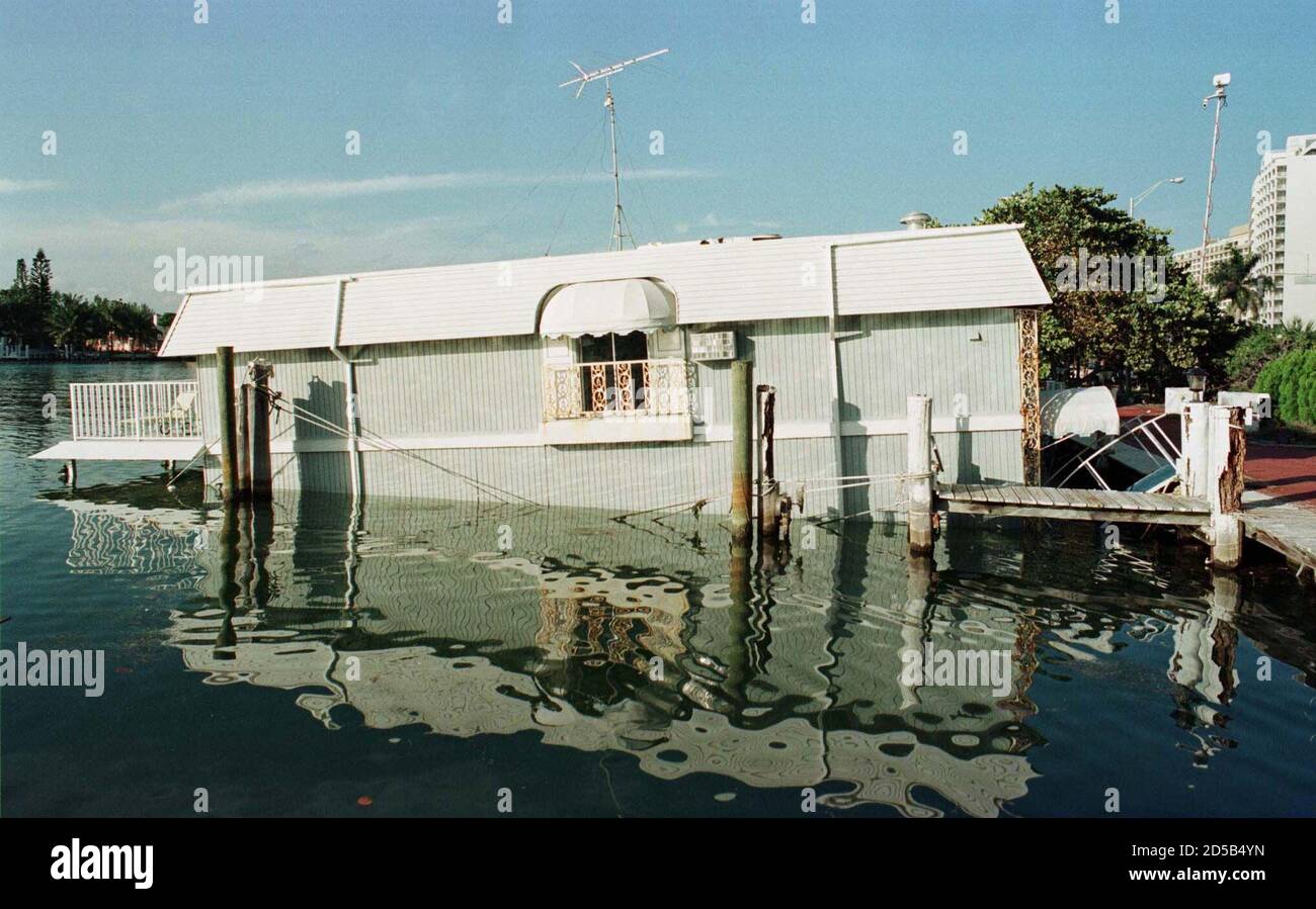 La tristement célèbre salle à bateaux où le corps du tueur de Gianni Versace,  Andrew Cunanan, a été trouvé des puits dans la voie navigable intercôtière  de Miami Beach, décembre 22. Les