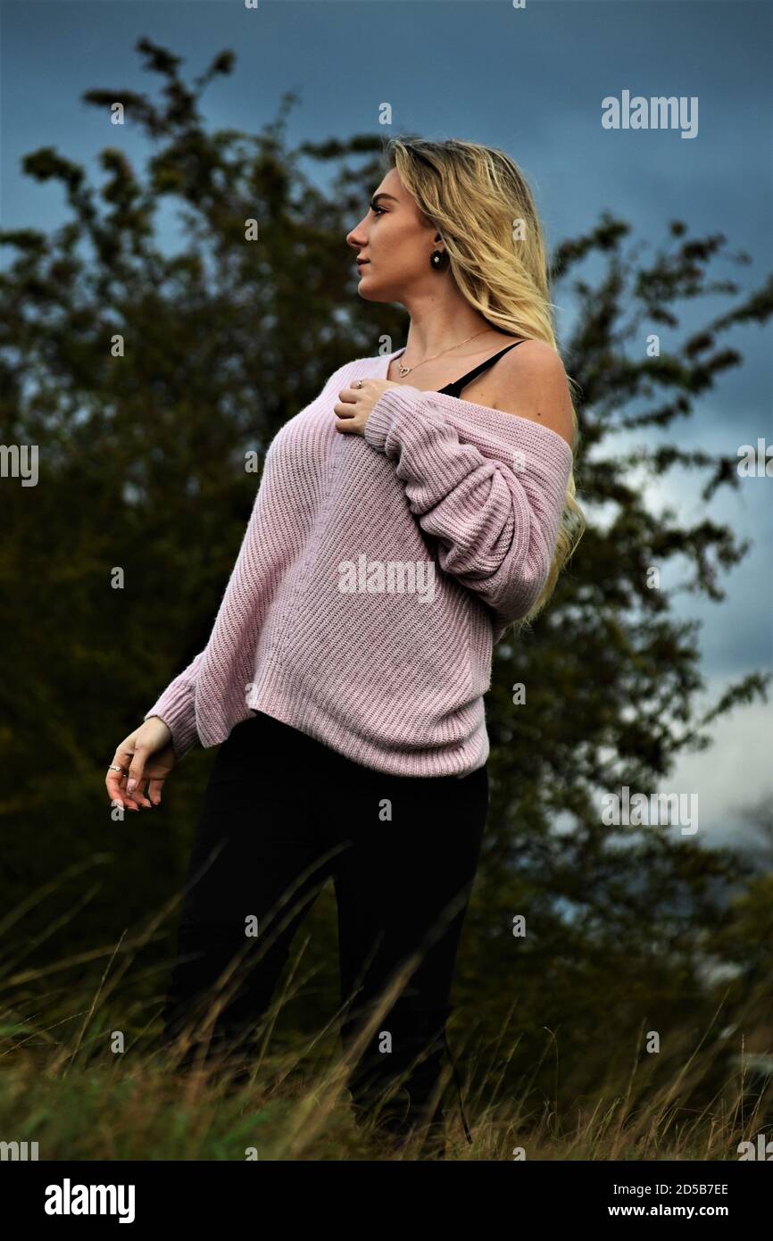 jeune femme blonde dans le pays posant Banque D'Images