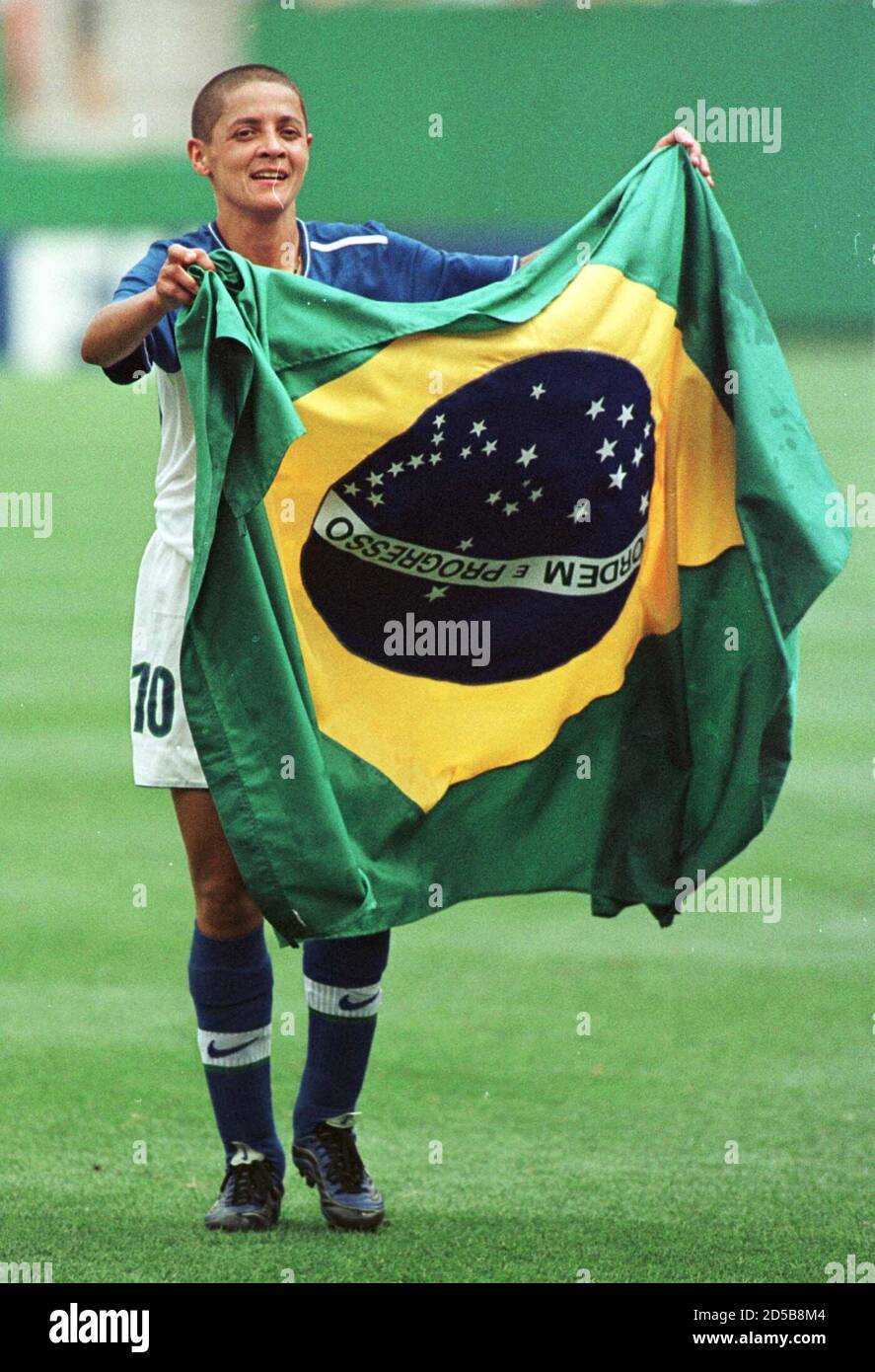 Sissi du Brésil, qui a été nommé MVP du jeu, porte le drapeau brésilien  après leur match contre l'Allemagne terminé par une cravate de 3-3 au stade  Jack Kent Cooke le 27