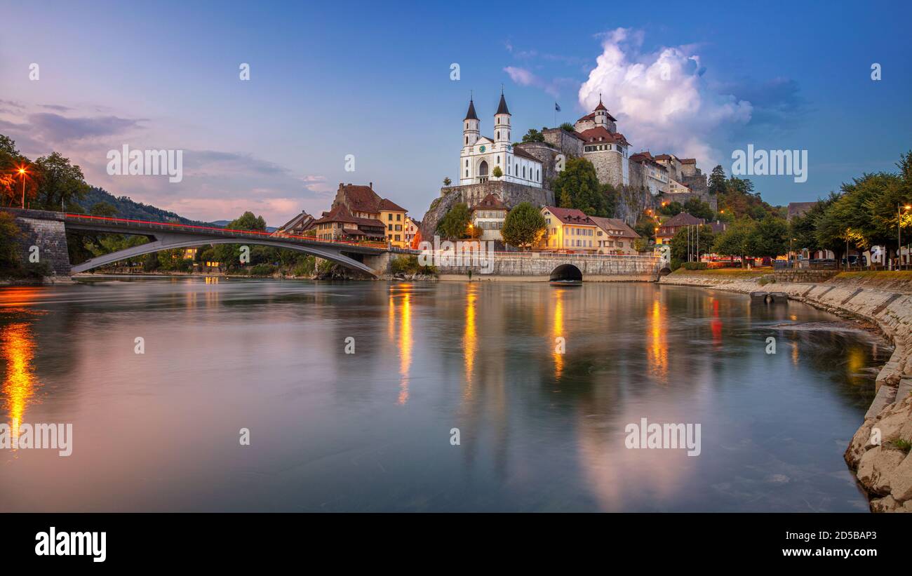 Aarburg, Suisse. Image panoramique de la ville d'Aarburg avec le reflet de la ville dans la rivière Aare au coucher du soleil. Banque D'Images