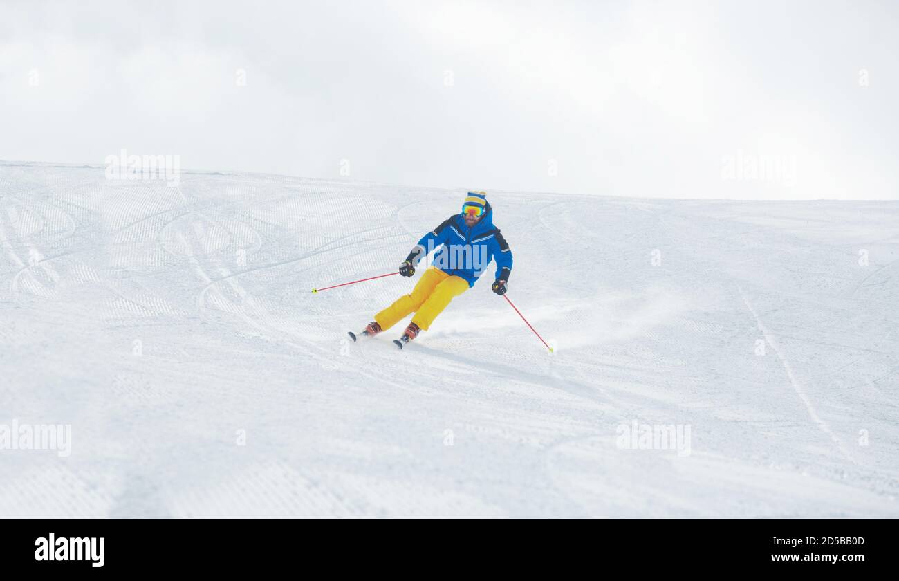 Ski alpin ski alpin sur piste en haut des montagnes vue Banque D'Images