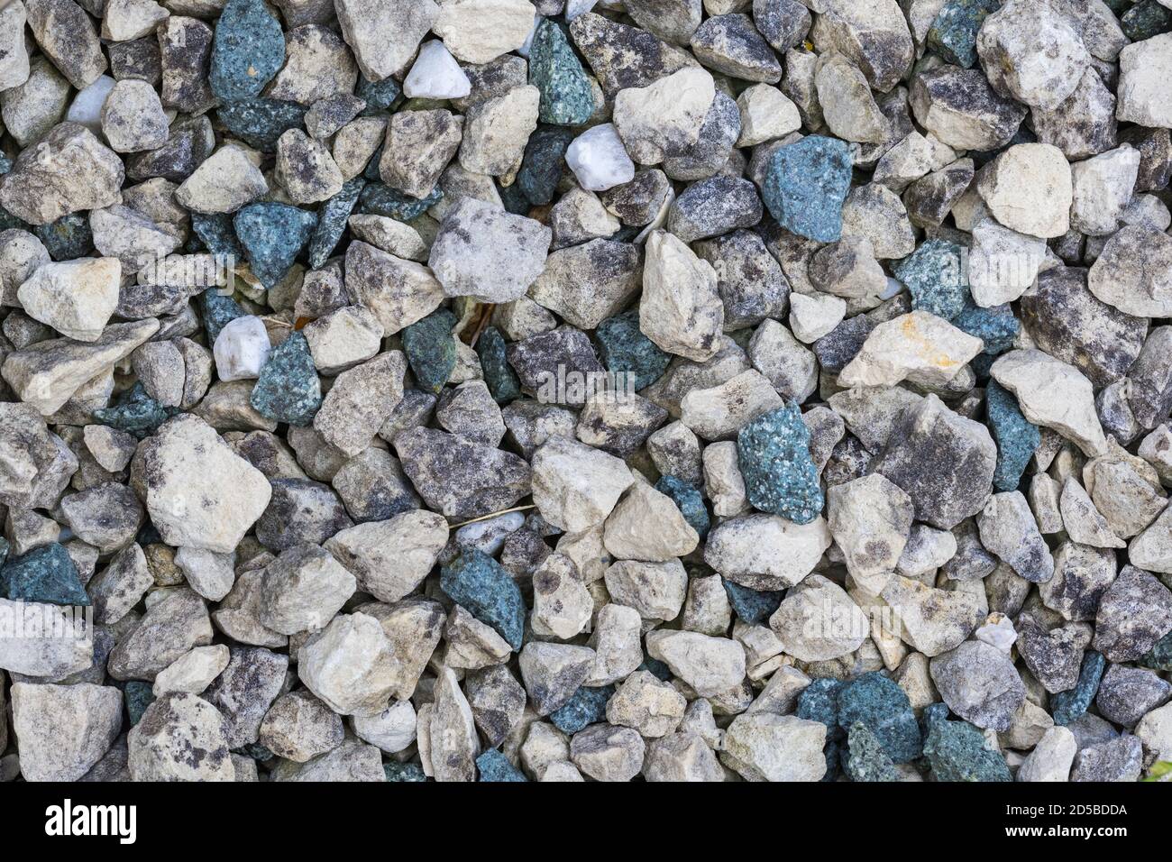 Cheshire Pink pierres décoratives de couleur, gravier ou copeaux, dans un jardin ou une cour arrière. Banque D'Images