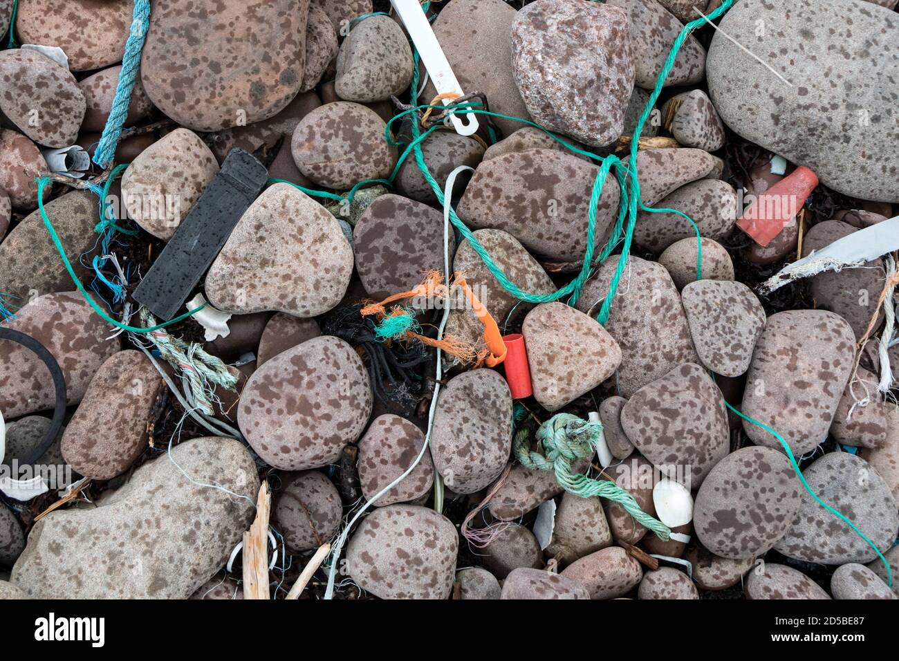 Déchets de plastique et autres débris lavés sur une plage sur la péninsule de Remote Coigach, Wester Ross, dans les Highlands du Nord-Ouest de l'Écosse, Royaume-Uni Banque D'Images