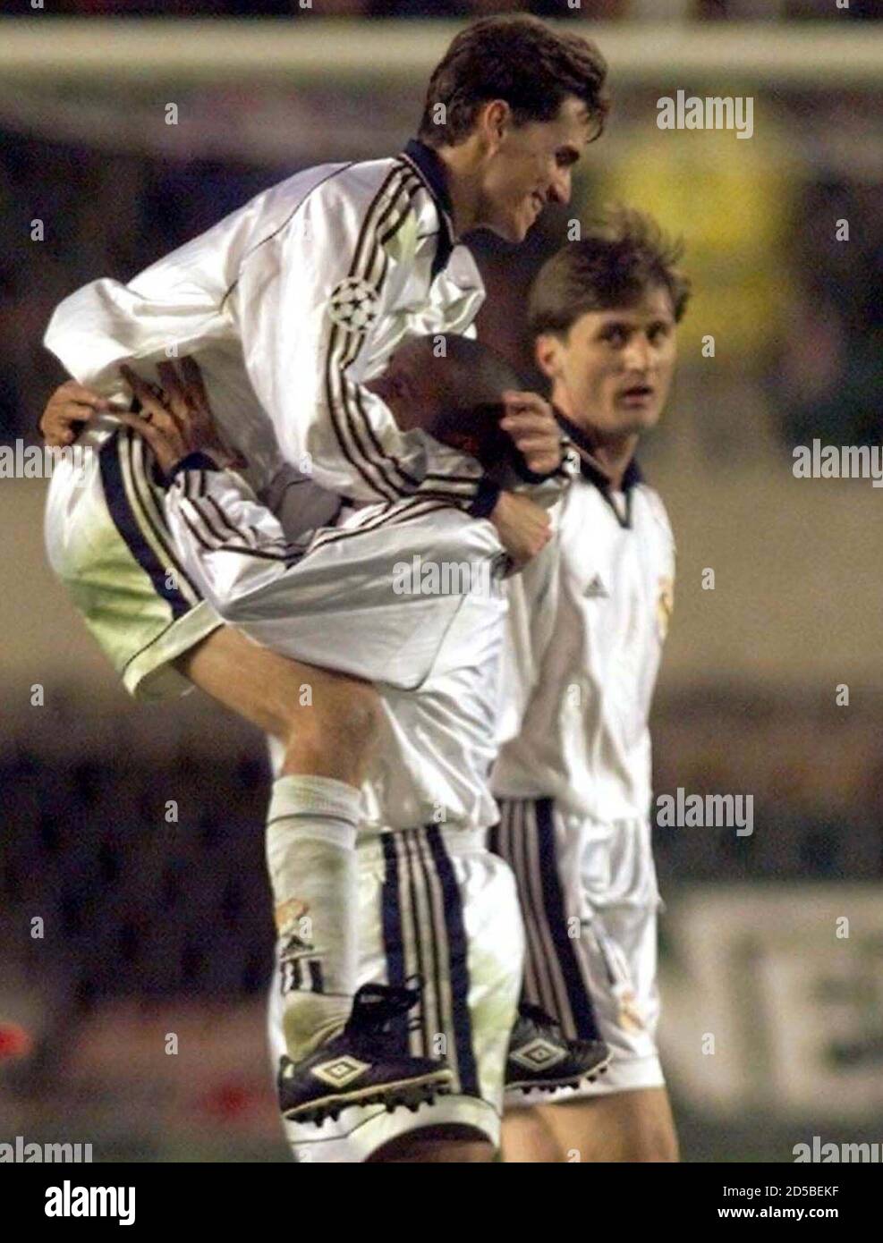 Le Joueur Bresilien Du Real Madrid Savio Saute Sur Le Compatriote Roberto Carlos Pour Celebrer Leur Victoire Sur Le Bresilien Vasco Da Gama Apres Avoir Remporte Le Titre Des Championnats Du Monde