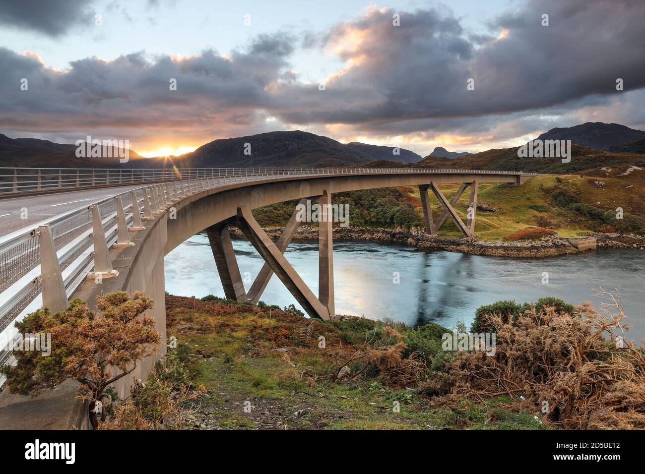 Le pont de Kylesku sur la route touristique de la côte nord 500 qui s'étend sur le Loch de la mer de Caolas Cumhann, Sutherland, NW Highlands d'Écosse, Royaume-Uni Banque D'Images