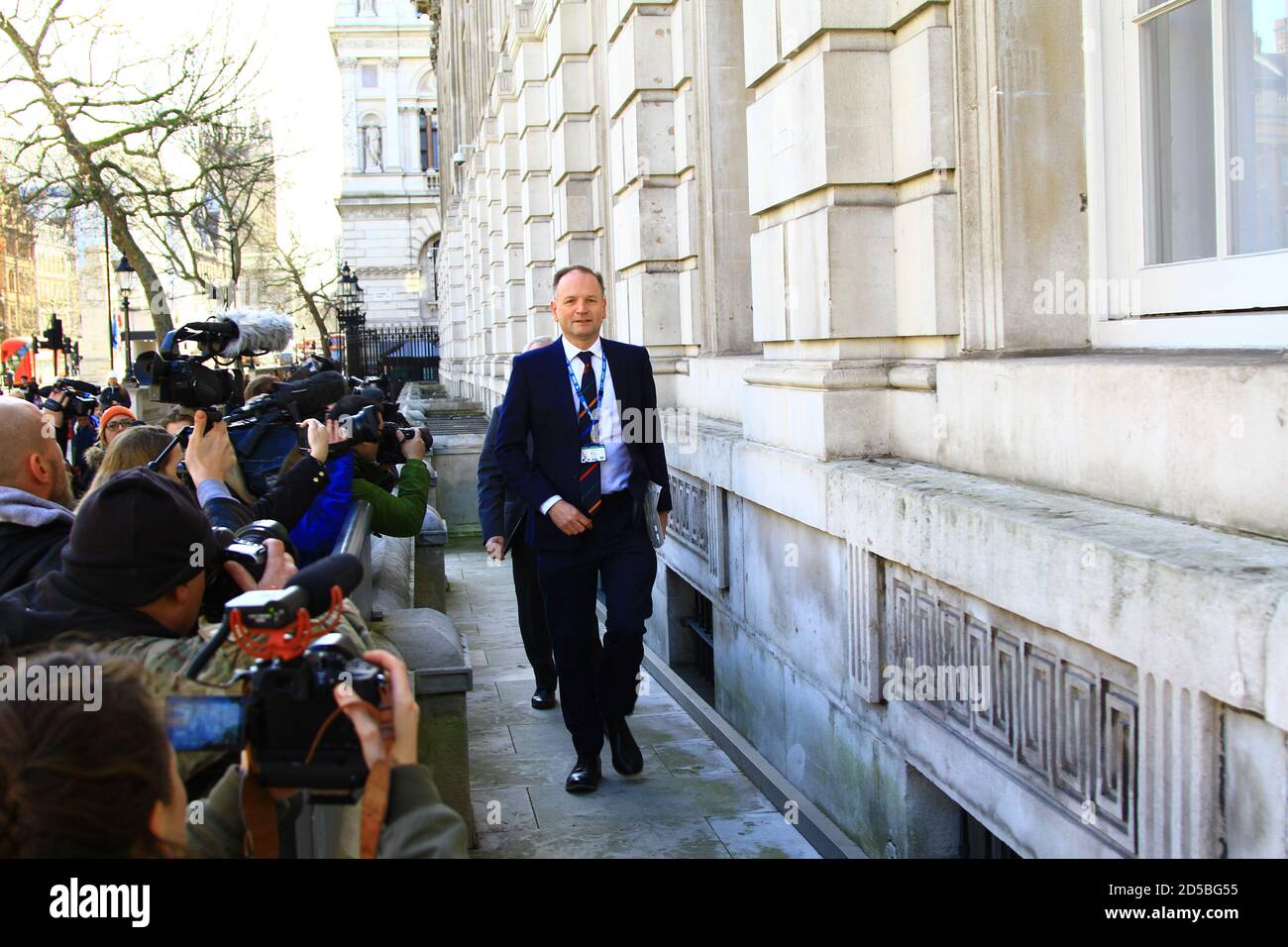 Simon Stevens Chef de la direction du Service national de la santé Angleterre à Whitehall, Londres sur le point d'assister à une réunion du gouvernement Cobra sur la pandémie COVID 19. Banque D'Images