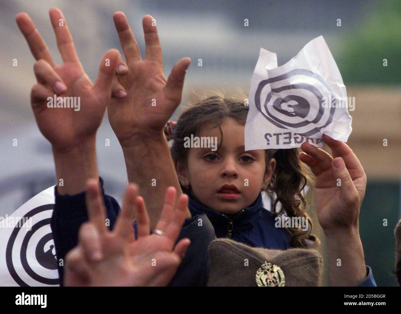 Une fille serbe ethnique fait un signe orthodoxe à trois doigts lors d'un  rassemblement dans le centre de Skopje le 23 avril. Plusieurs centaines de  Serbes ont pris part à une manifestation