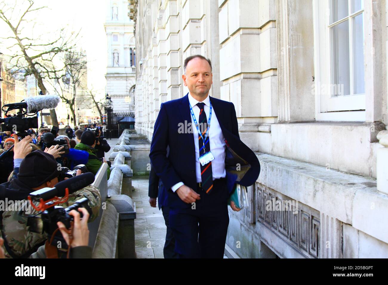 Simon Stevens Chef de la direction du Service national de la santé Angleterre à Whitehall, Londres sur le point d'assister à une réunion du gouvernement Cobra sur la pandémie COVID 19. Page du portefeuille de Russell Moore. Banque D'Images