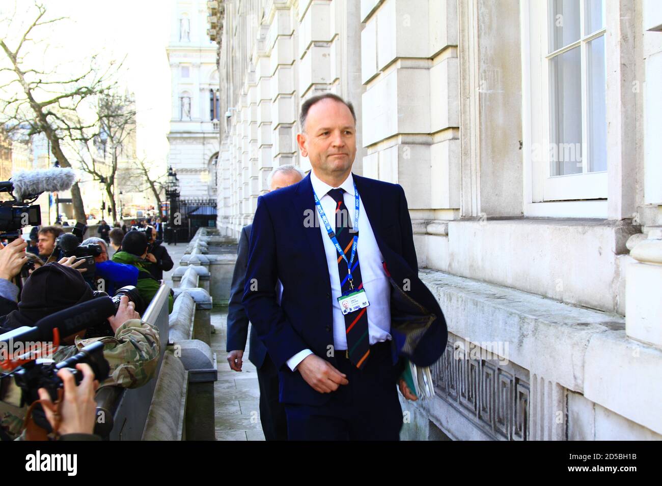Simon Stevens Chef de la direction du Service national de la santé Angleterre à Whitehall, Londres sur le point d'assister à une réunion du gouvernement Cobra sur la pandémie COVID 19. Page du portefeuille de Russell Moore. Banque D'Images