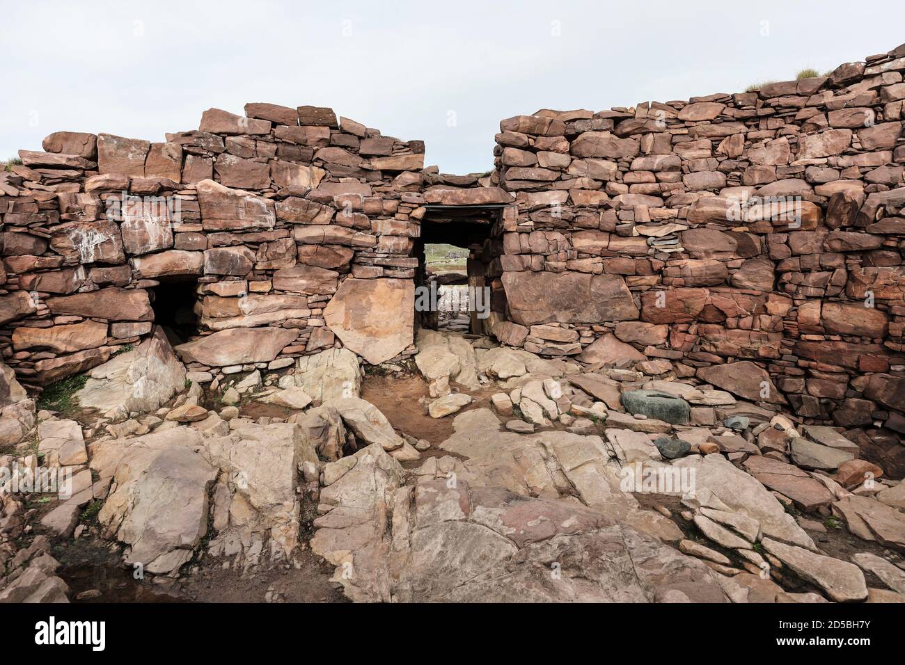 L'intérieur du Broch de Clachpéage (an Dun) qui est menacé par l'érosion côtière et les dommages causés par la tempête, côte ouest d'Assynt, NW Highlands of Scotland, Banque D'Images