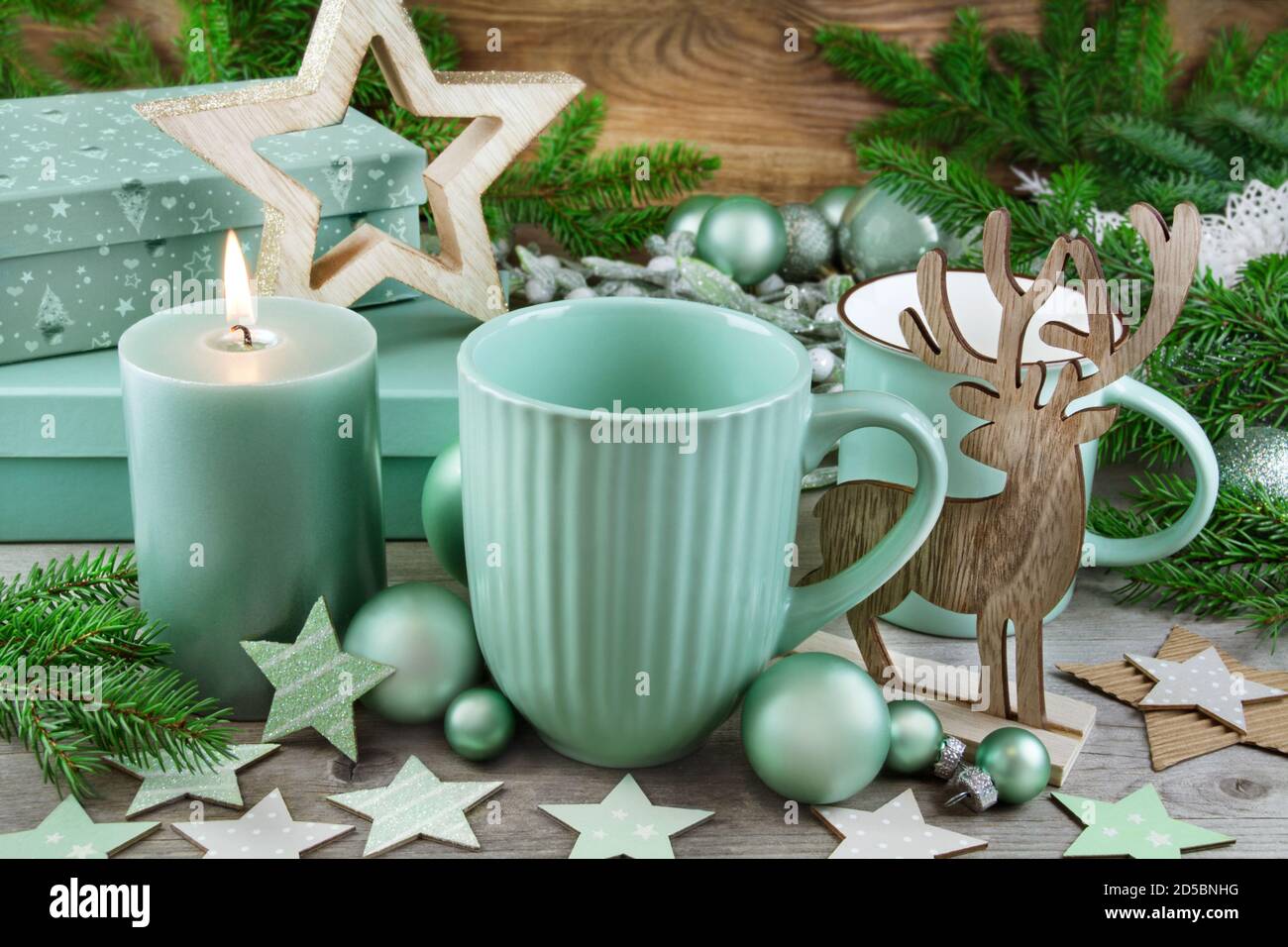 Décoration de Noël et deux tasses sur table en bois Banque D'Images