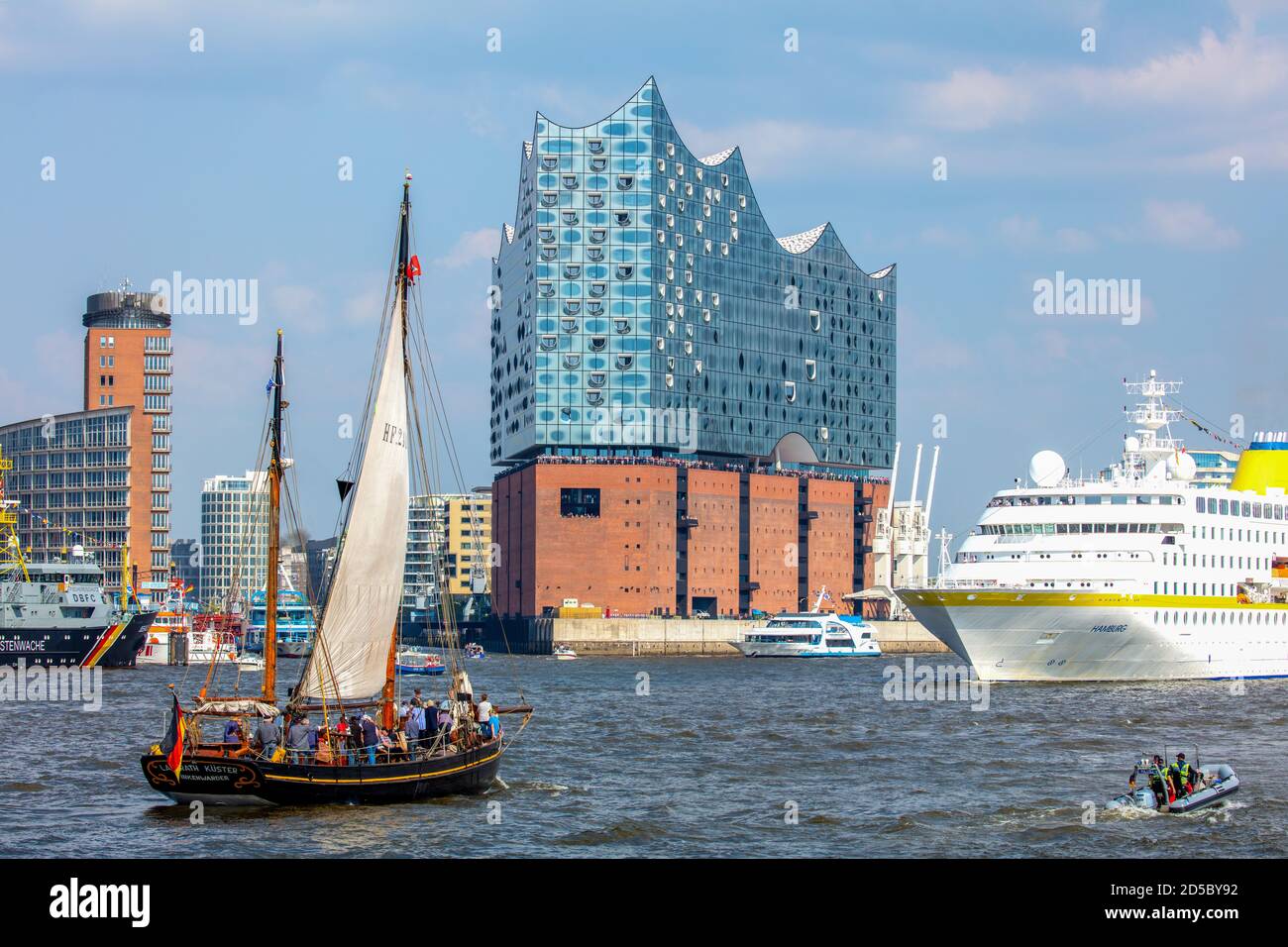 Allemagne, Hansestadt Hambourg, Hamburger Hafen. Hafengeburtstag, Auslaufparade auf der Elbe.Blick zur Elbphilharmonie. Banque D'Images