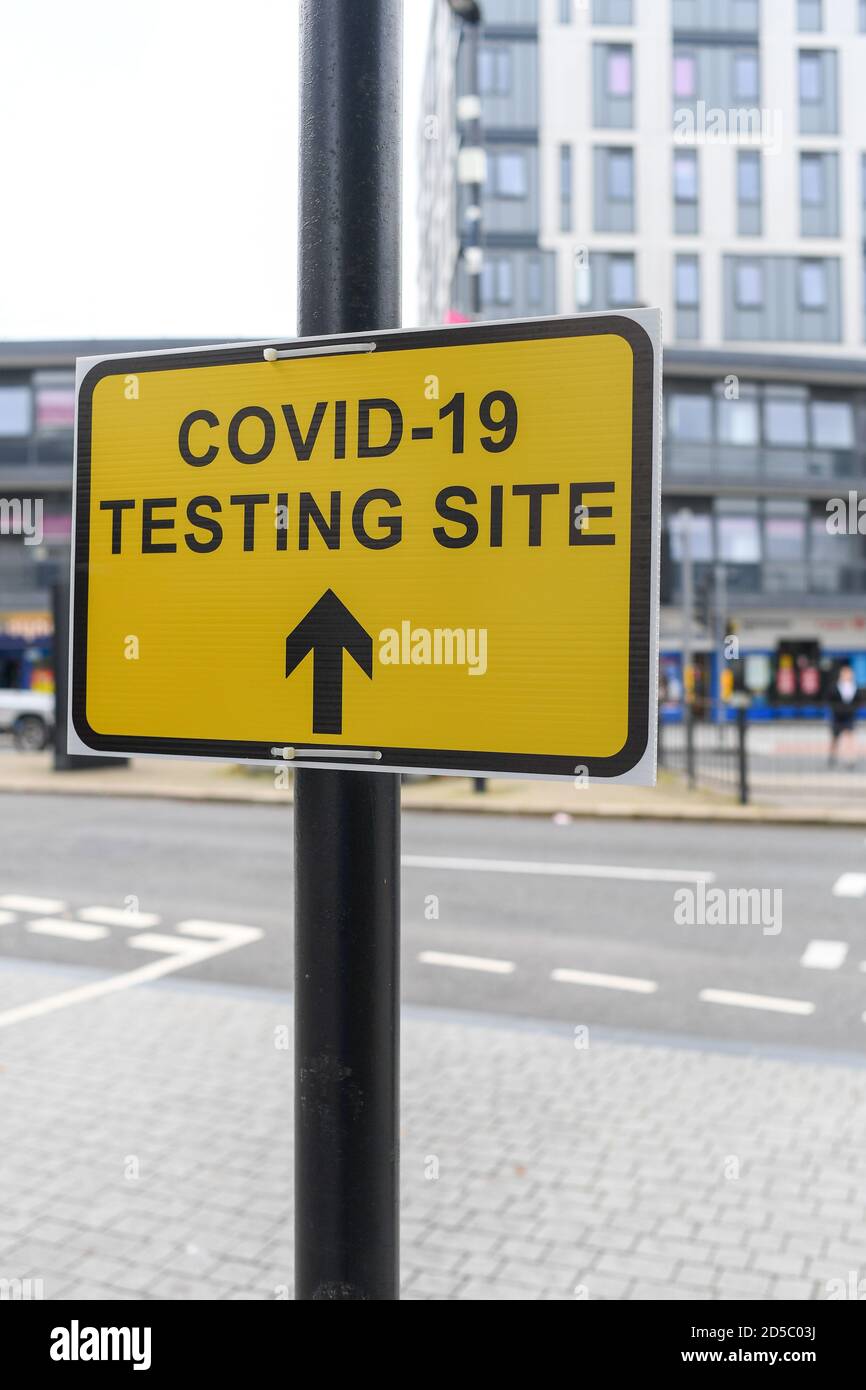 Covid visite du site de test signe pour un nouveau site de test situé à Southampton O2 Guildhall hampshire Angleterre. Banque D'Images