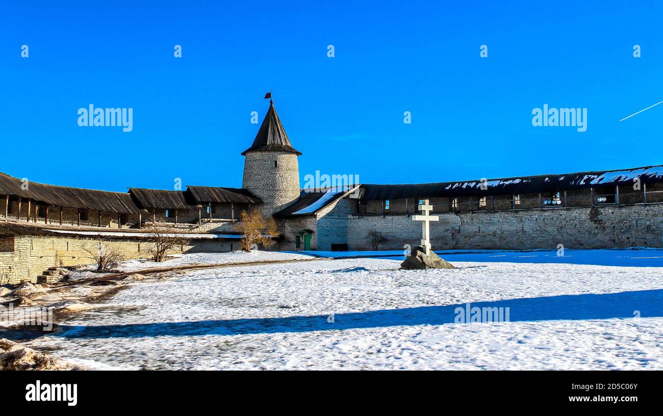 Grande croix dans la cour du Kremlin de Pskov (Pskov Krom). Russie Banque D'Images