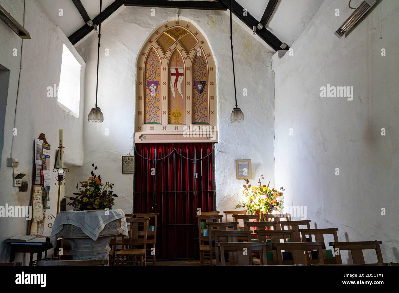 Vue intérieure de l'arrière, corps principal de la chapelle Sainte-Marie-Madeleine, Taddiport. Avec police, chaises, entrée de la tour et décoration murale. Banque D'Images