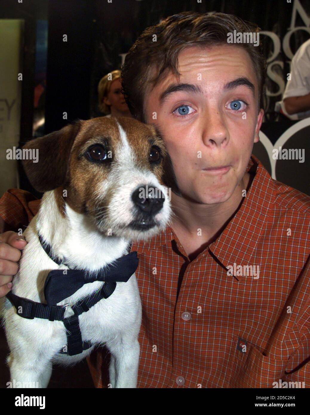 L Acteur Frankie Muniz Et Dog Skip Les Stars Du Film My Dog Skip Se Posent Ensemble Lors De La Soiree De Sortie Du Film Sur Dvd Du 11 Juillet A
