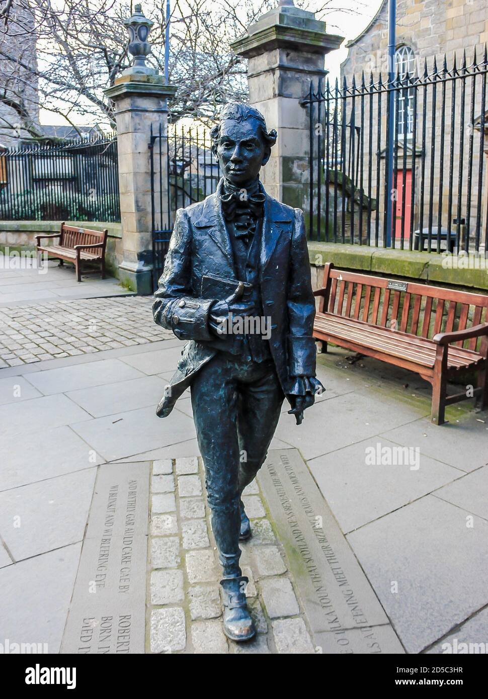 Statue du poète écossais Robert Fergusson située à l'extérieur de Canongate Kirk, le long du Royal Mile. Édimbourg, Écosse Banque D'Images