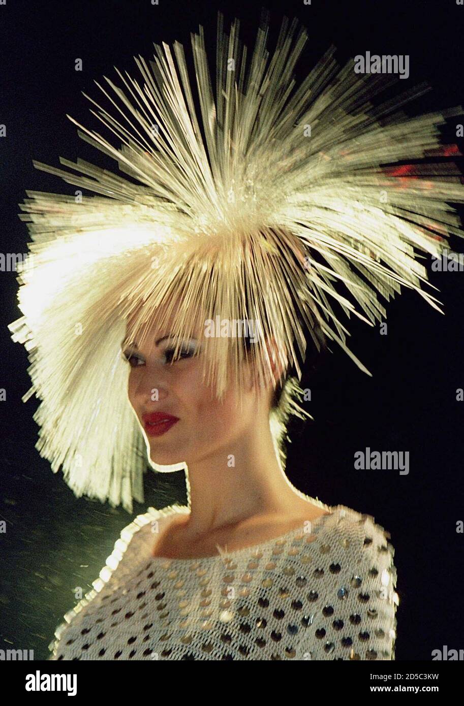 Un modèle présente une coupe de cheveux extravagante conçue par la styliste  bulgare Tania Mihaleva lors d'un salon de coiffure au Palais de la Culture  à Sofia, juin 14 Photo Stock -