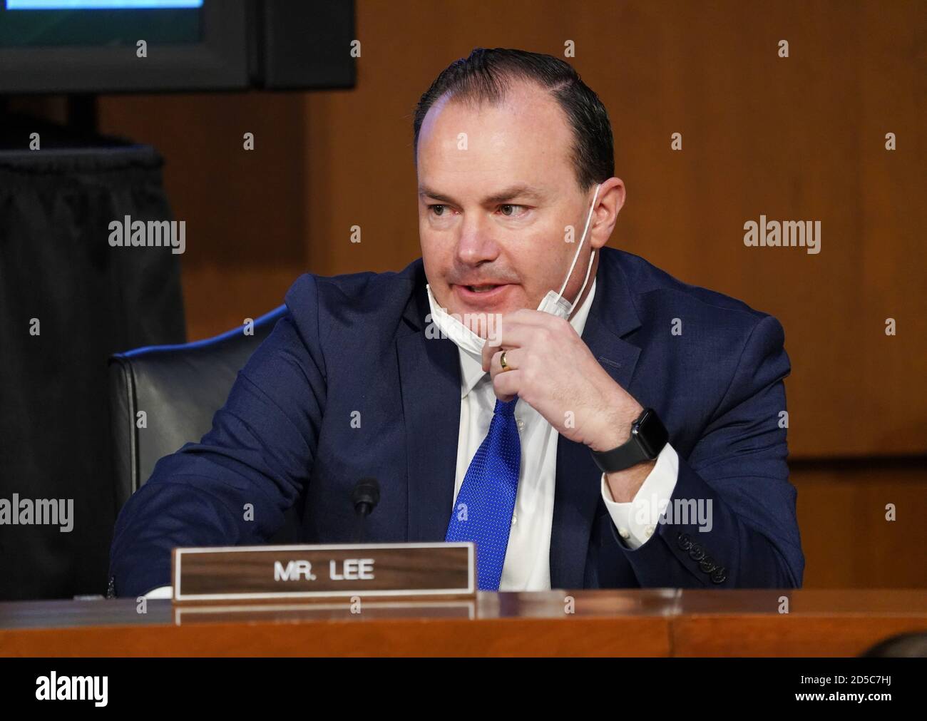 Washington, États-Unis. 13 octobre 2020. Le sénateur Michael Lee (R-UT) tient son masque facial sous sa bouche lorsque la juge Amy Coney Barrett comparaît devant la Commission judiciaire du Sénat le deuxième jour de ses audiences de confirmation pour devenir juge associé de la Cour suprême des États-Unis, à Capitol Hill, à Washington, DC, le mardi 13 octobre 2020. Les audiences devraient durer quatre jours. S'il est confirmé, Barrett remplacera la juge Ruth Bader Ginsburg, qui est décédée le mois dernier. Photo de Kevin Dietsch/UPI crédit: UPI/Alay Live News Banque D'Images