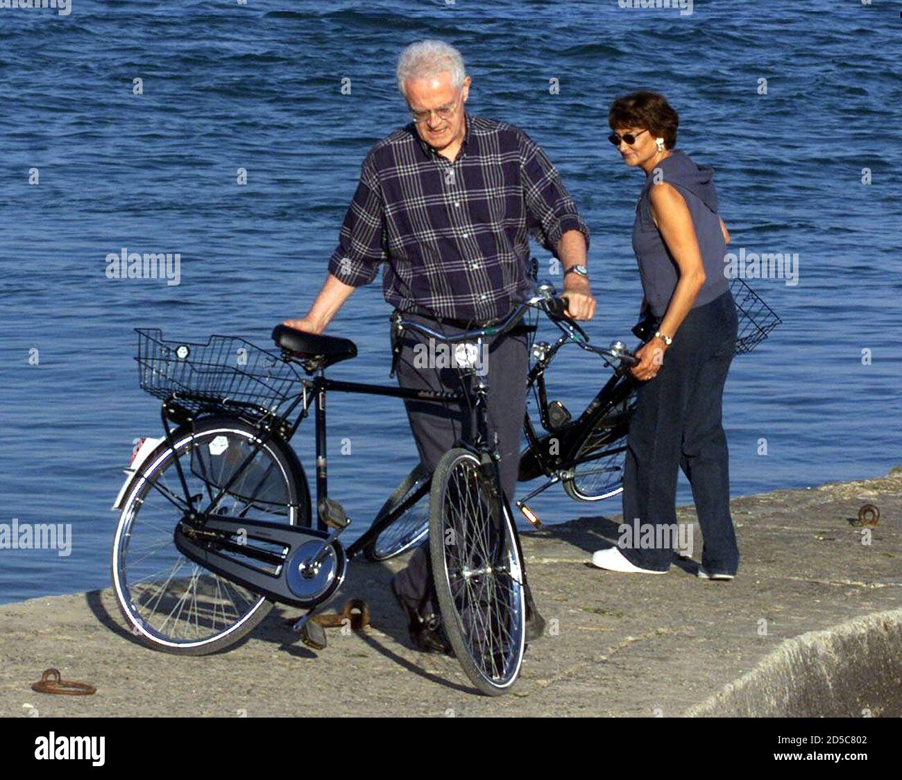French Prime Minister Lionel Jospin (C) and his wife Sylviane Agacinski (R)  seen with their bicycles on Ile de Re, southwestern France August 3. Jospin  is on vacation on the Ile de