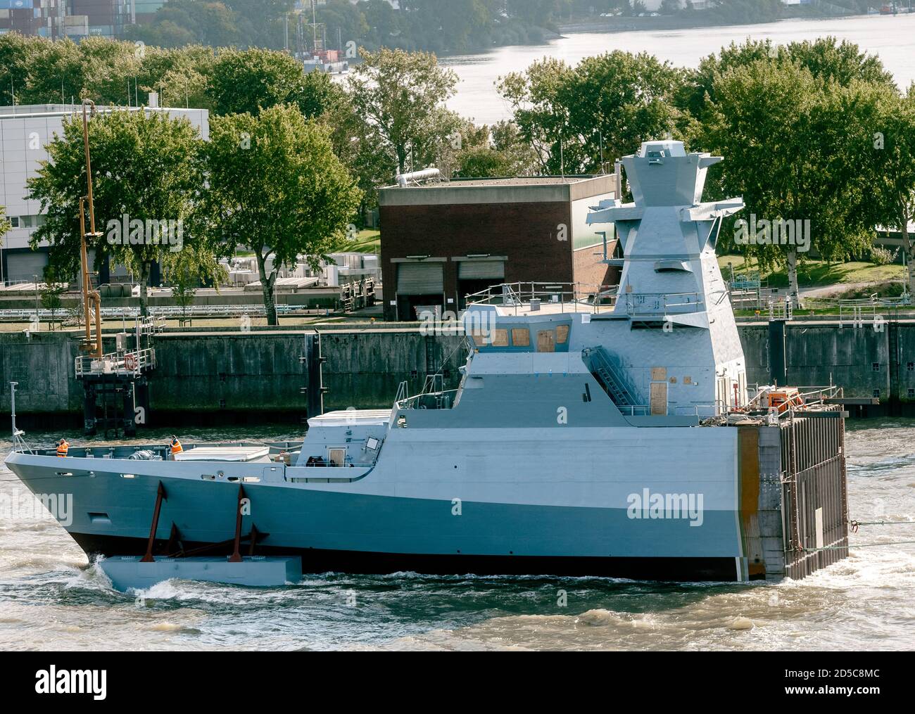 Hambourg, Allemagne. 13 octobre 2020. L'avant-navire du 7e bateau de la corvette K130 classe (également appelé classe Braunschweig après le type de navire), construit au chantier naval de Lürssen à Brême, navigue sur l'Elbe vers le chantier naval de Blohm Voss. Credit: Markus Scholz/dpa/Alay Live News Banque D'Images