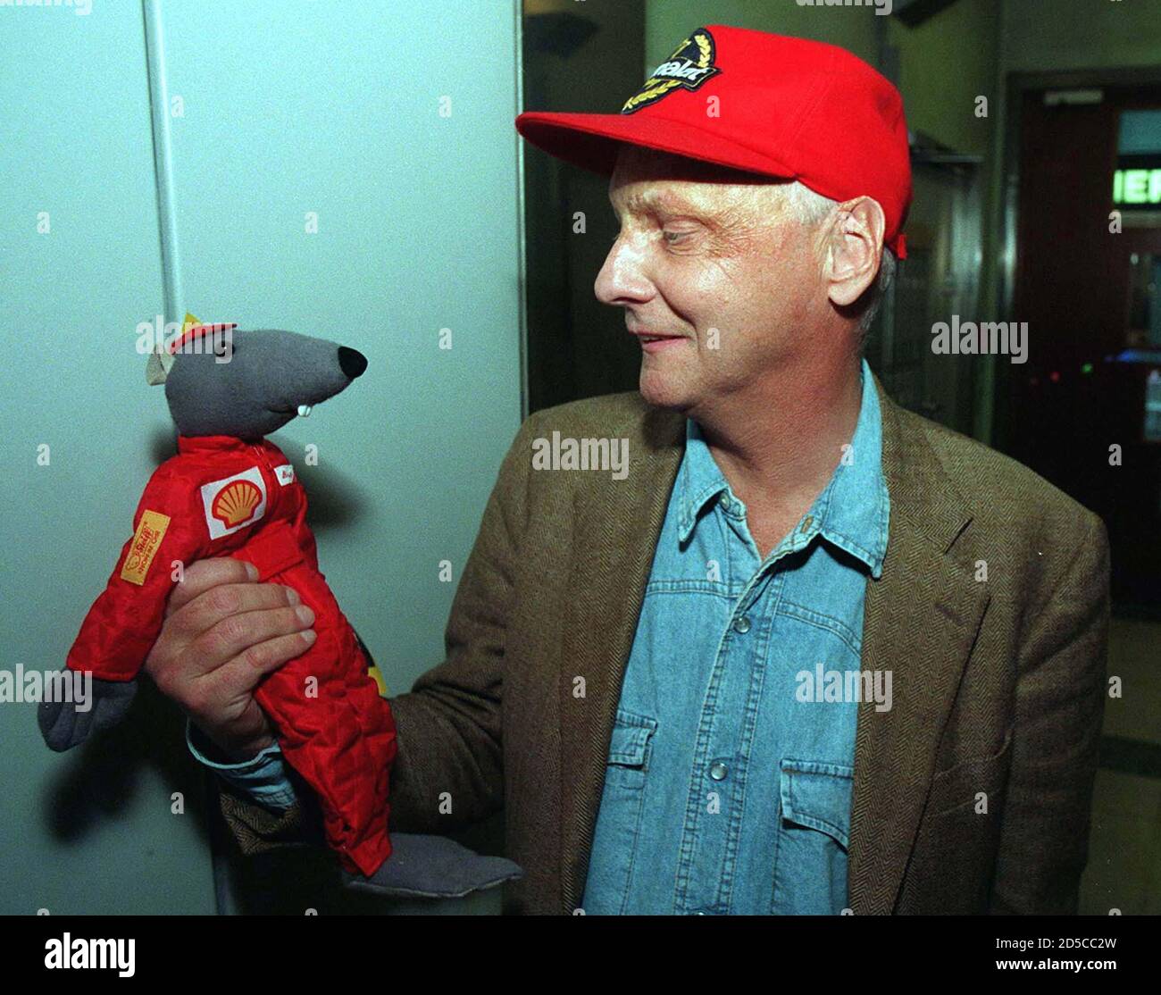 Niki Lauda, pilote de Formule 1 en Autriche, est devenu patron de la  compagnie aérienne et détient une poupée câline appelée Niki The Rat juin  11. Niki The Rat, fabriqué par les