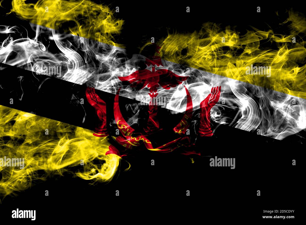 Brunei, drapeau de fumée brunéien isolé sur fond noir Banque D'Images