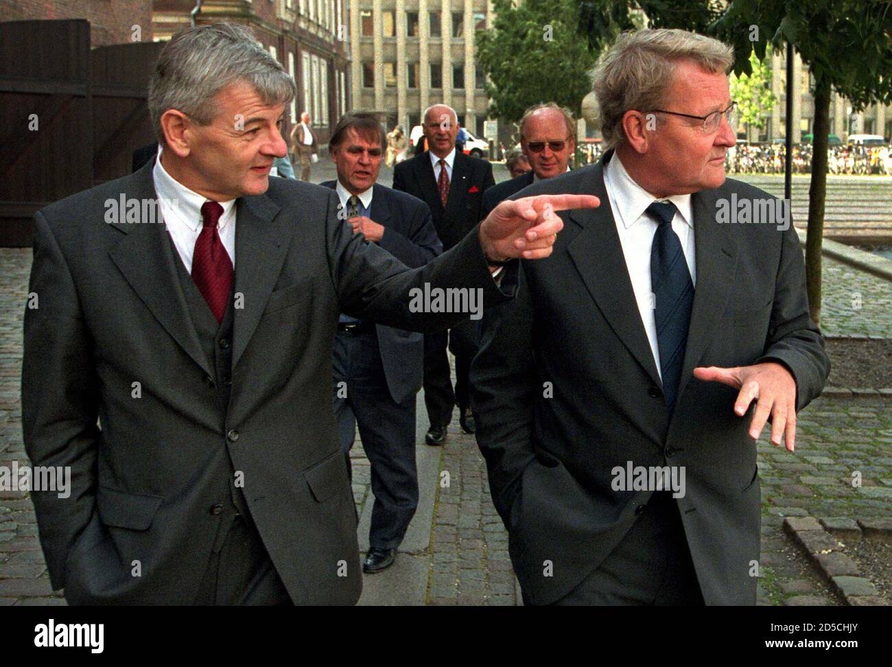 Le ministre allemand des Affaires étrangères Joschka Fischer (L) et son  homologue danois Niels Helveg Petersen se promènent devant le ministère des  Affaires étrangères à Copenhague en octobre 13. Fischer se rend