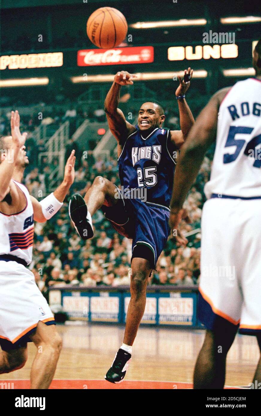 Le Garde De Sacramento Kings Nick Anderson 25 Garde Par Le Garde De Phoenix Suns Jason Kidd L Et L Avant Rodney Rogers R Passe Au Garde De Kings Jason Williams Au Cours Du
