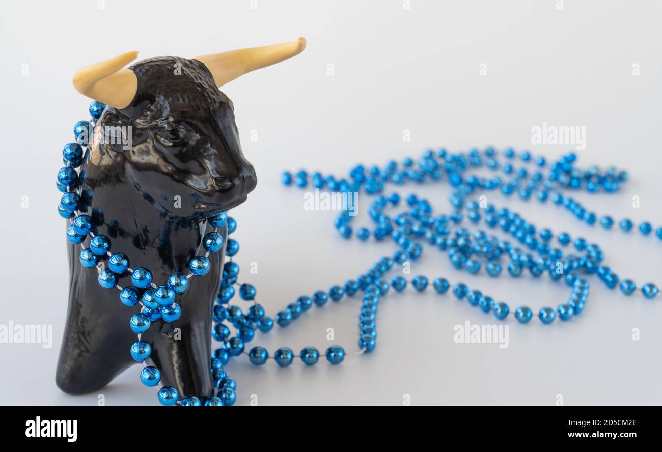 bull, décoré de perles. arrière-plan flou. bull comme symbole de la nouvelle année et de noël 2021. perles de noël. Banque D'Images