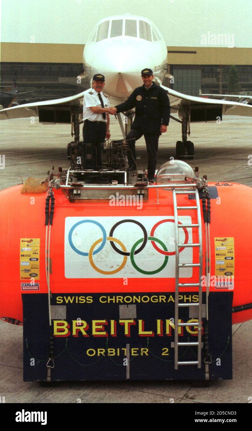 Le ballon Bertrand Piccard (L) pose pour les photographes avec l'ingénieur  de vol Tony Brown avec la capsule Breitling Orbiter 2 devant Concord à  Heathrow, le 2 septembre. Brown accompagnera Piccard dans