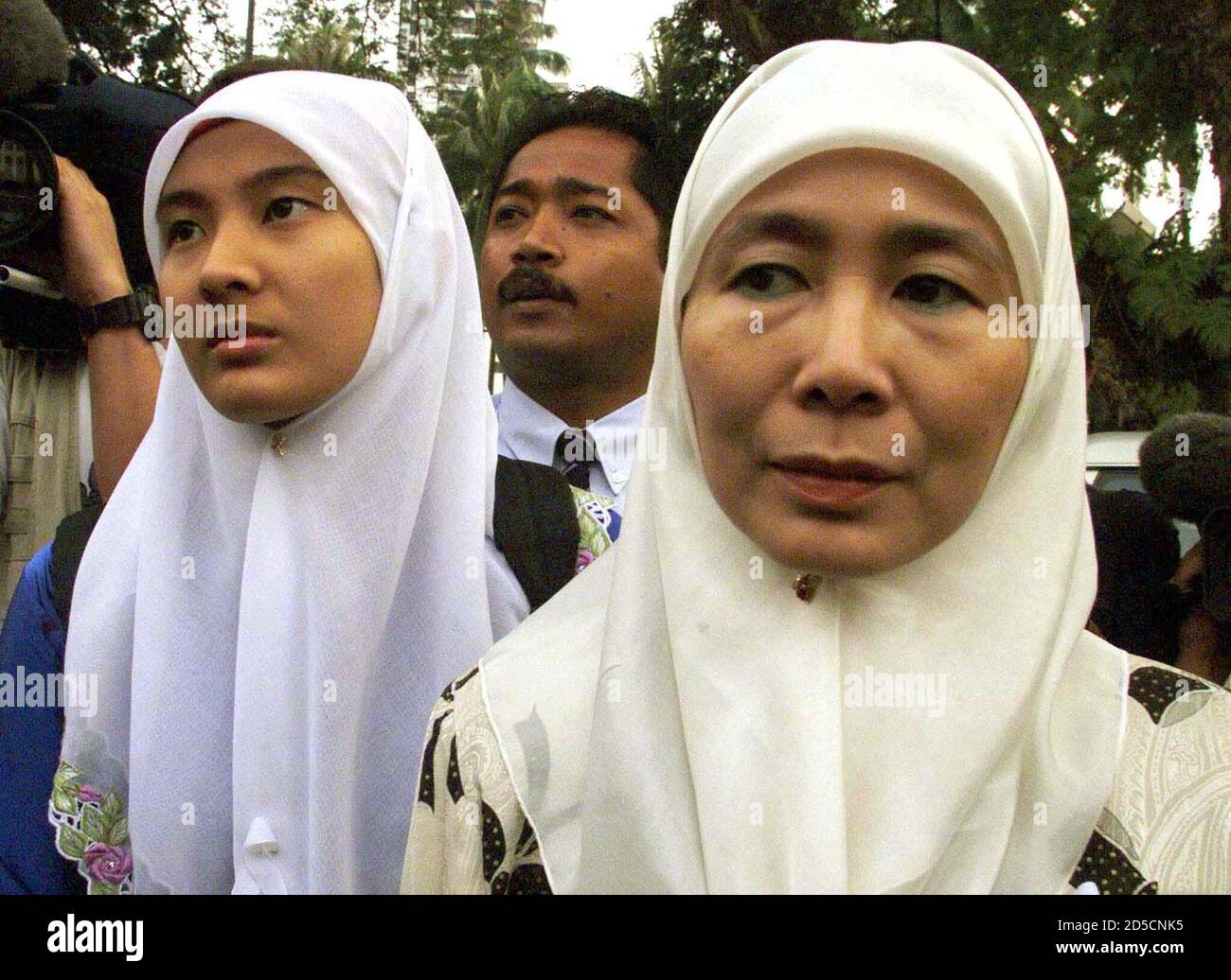 L'épouse d'Anwar Ibrahim WAN Azizah WAN Ismail (R) et sa fille aînée Nurul Izzah Anwar arrivent au tribunal très surveillé de la capitale de la Malaisie pour le début du procès criminel d'Anwar au cœur des troubles politiques du pays le 2 novembre. Anwar a été renvoyé au poste de vice-premier ministre et ministre des Finances le 2 septembre et arrêté 18 jours plus tard, après avoir conduit 30,000 manifestants anti-gouvernement à se hantir dans les rues de la capitale et de la place Merdeka. Il a ensuite été inculpé de 10 chefs d'accusation de corruption et de sodomie dont il a plaidé non coupable. CC/JO/SB Banque D'Images