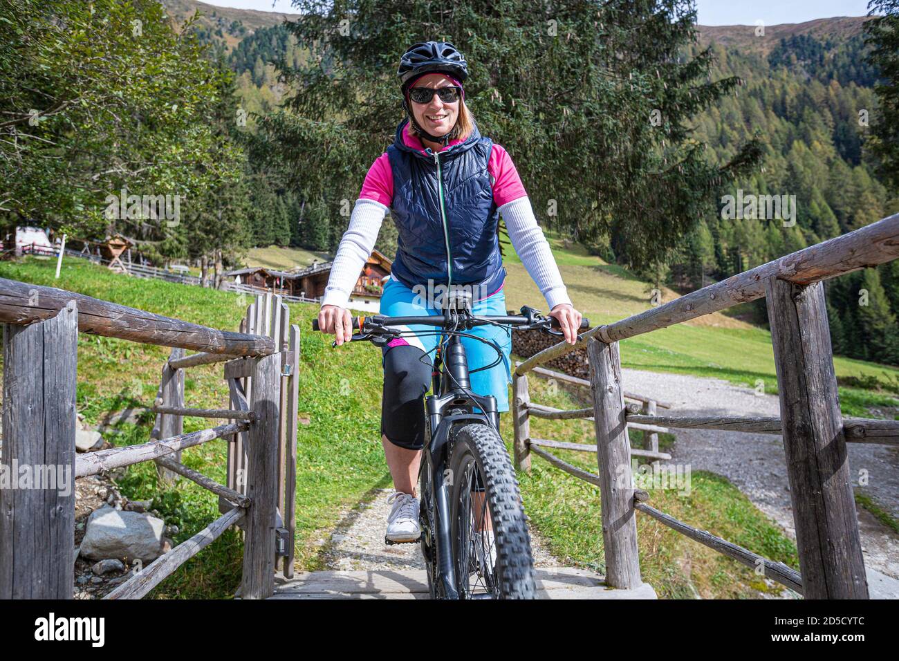 Italie, Tyrol du Sud, Pustertal, Bruneck, Portrait d'une femme à vélo E-Mountain Banque D'Images