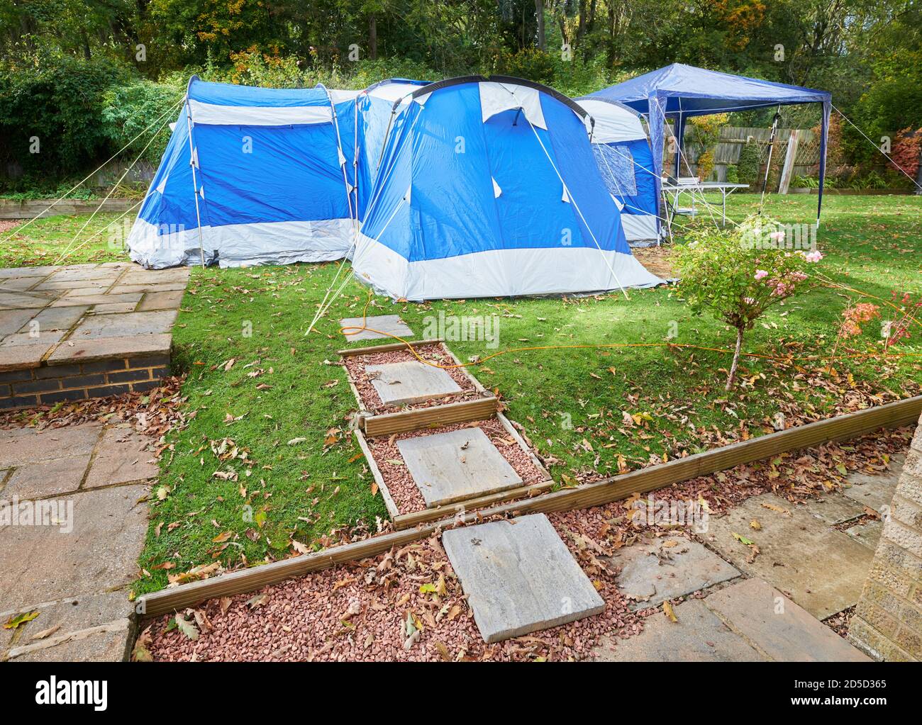 Tente installée dans le jardin arrière pour auto-isolement, automne 2020, pendant la crise du coronavirus. Banque D'Images