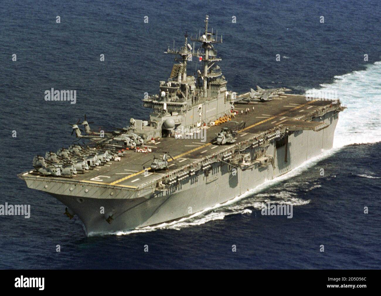 Le porte-avions USS Kearsarge navigue en mer Égée dans le cadre du groupe  de préparation amphibie de la Marine américaine à 3 navires juin 7. Les  navires transportant 2,200 Marines de la