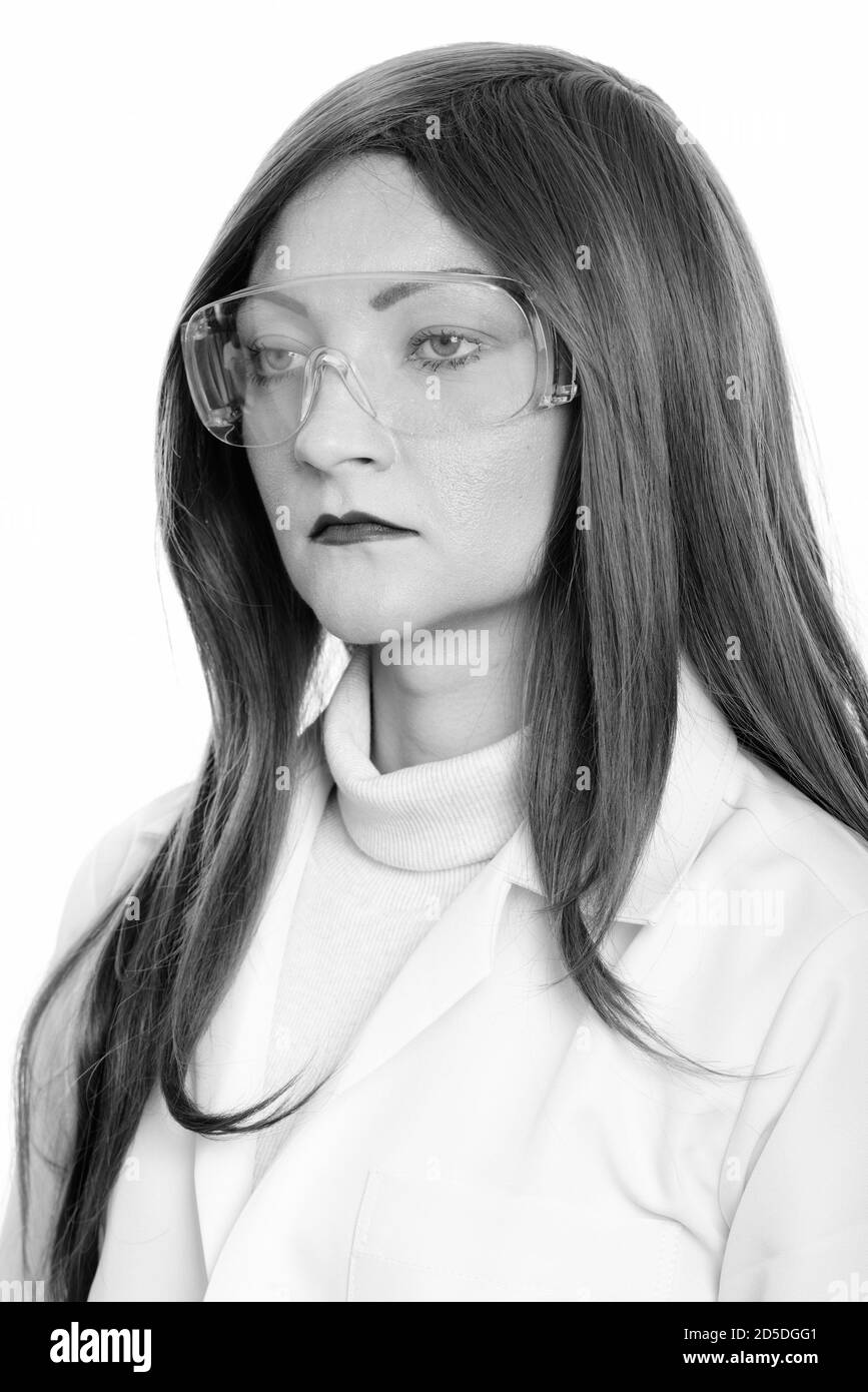 Portrait de visage de femme médecin pense tout en portant des lunettes Banque D'Images